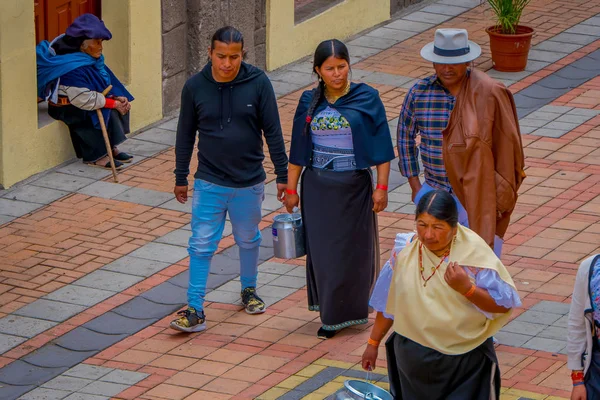 COTACACHI, ECUADOR, NOVEMBER 06, 2018: Unidentified people walking in the sidewak, of the city of Cotacachi — Φωτογραφία Αρχείου