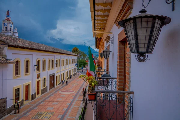 COTACHI, ECUADOR, 06 NOVEMBRE 2018: Primo piano di alcune piante in un balcone dell'edificio coloniale della città di Cotacachi Ecuador — Foto Stock