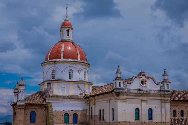 COTACACHI, ECUADOR, 06 DE NOVIEMBRE DE 2018: Hermosa vista al aire libre de la Catedral Matrix En Cotacachi Ecuador, un pequeño pueblo donde viven muchos jubilados estadounidenses —  Fotos de Stock