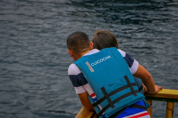 CUICOCHA, ECUADOR, 06 DE NOVIEMBRE DE 2018: Hermosa pareja disfrutando del paisaje frente al lago Cuicocha en la Provincia de Imbabura en Ecuador — Foto de Stock