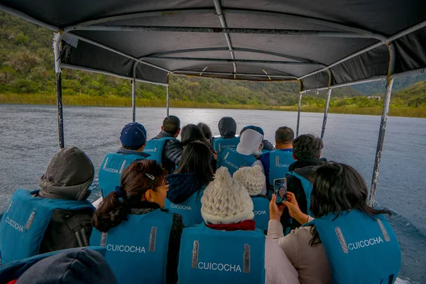 CUICOCHA, ECUADOR, NOVEMBER 06, 2018: Tourists inside of a tour boats along at Laguna Cuicocha Ecuador — Stock Photo, Image