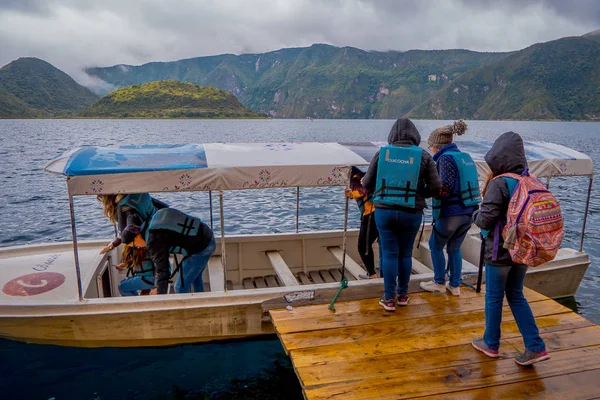 CUICOCHA, ECUADOR, NOVEMBER 06, 2018: Tourists boarding a boat to have a tour in the Cuicocha lake in Ecuador — Stock Photo, Image