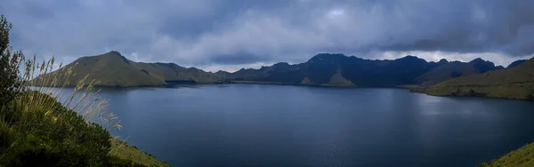 Beautiful panoramic landscape view of one of the many lakes in Ecuador. Mojanda is close to Otavalo, just 1.5 hours from Quito — Stock Photo, Image