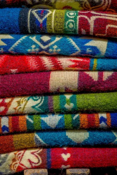 Las típicas telas andinas que se venden en el mercado artesanal de Otavalo, Ecuador — Foto de Stock
