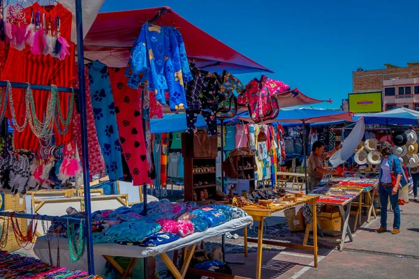 OTAVALO, ECUADOR, 06 DE NOVIEMBRE DE 2018: Vista al aire libre de personas no identificadas comprando artesanías en un mercado callejero con ropa típica de Otavalo — Foto de Stock