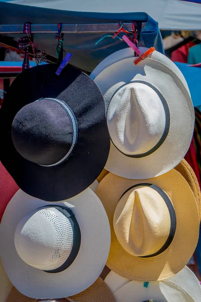 Vista al aire libre del puesto de mercado con sombreros panama en el mercado callejero en Otavalo — Foto de Stock