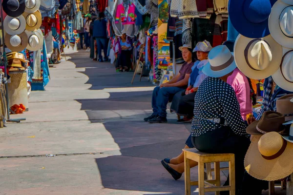 OTAVALO, ECUADOR, 06 DE NOVIEMBRE DE 2018: Vista al aire libre del mercado callejero con ropa típica de Otavalo en Otavalo —  Fotos de Stock