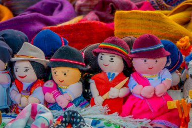 Satır bez bebek geleneksel giysileri, Otavalo Pazar, Ecuador