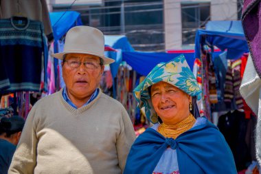 Otavalo, Ekvator, 06 Kasım 2018: Kamera için poz ve Otavalo sokak pazarında and geleneksel giysiler giyiyor yerli çift portresi