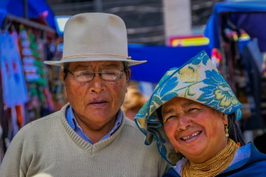 Otavalo, Ekvator, 06 Kasım 2018: Kamera için poz ve Otavalo sokak pazarında and geleneksel giysiler giyiyor yerli çift portresi