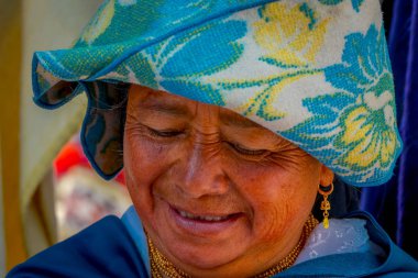 Otavalo, Ekvator, 06 Kasım 2018: Kamera için poz and geleneksel giysiler giyiyor kimliği belirsiz İspanyol yerli kadın portresi