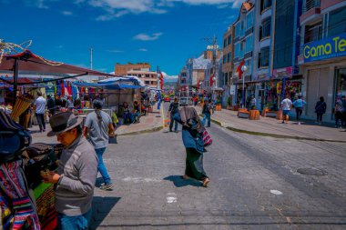 Otavalo, Ekvator, 06 Kasım 2018: Açık görünümü ziyaretçi popüler yerli şehrin sokakta haftalık Pazar katılıyor ve satıcıları