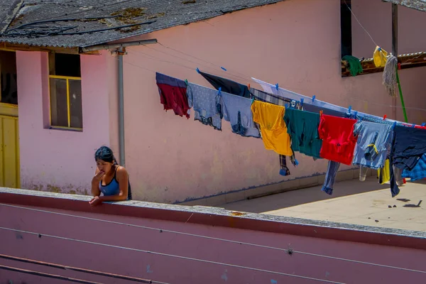 OTAVALO, ECUADOR, NOVEMBRO 06, 2018: Vista ao ar livre de uma mulher não identificada perto de uma roupa que seca ao sol em Otavalo — Fotografia de Stock