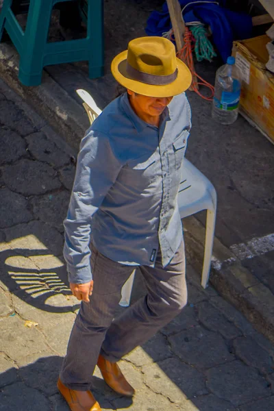 OTAVALO, ECUADOR, NOVEMBER 06, 2018 Над видом неизвестного коренного человека, идущего по улицам города Котакачи — стоковое фото