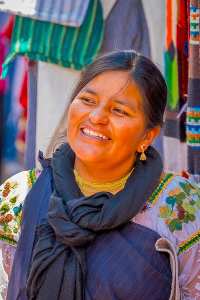 OTAVALO, ÉQUATEUR, 06 NOVEMBRE 2018 : Portrait de femme autochtone portant des vêtements et un collier traditionnels andins posant pour caméra — Photo