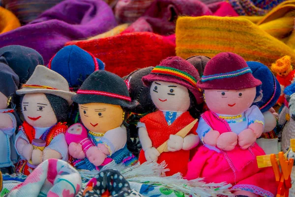 Ряд тряпичных кукол в традиционной одежде, рынок Отавало, Эквадор — стоковое фото