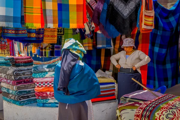 OTAVALO, ECUADOR, 06 DE NOVIEMBRE DE 2018: Vista al aire libre de los indígenas hispanos en un mercado callejero en Otavalo — Foto de Stock