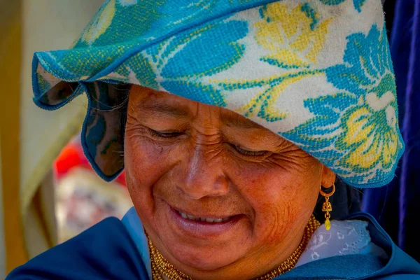 OTAVALO, ECUADOR, NOVEMBER 06, 2018: Portrait of an unidentified hispanic indigenous woman wearing andean traditional clothing, posing for camera — Stock Photo, Image