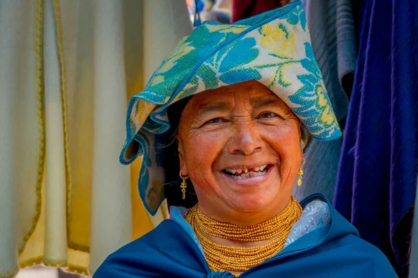 OTAVALO, ECUADOR, NOVEMBER 06, 2018: Portrait of smiling indigenous woman wearing andean traditional clothing, posing for camera — Stock Photo, Image