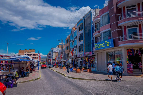 OTAVALO, ECUADOR, 06 DE NOVIEMBRE DE 2018: Vista al aire libre de los vendedores y visitantes que asisten al mercado semanal en la calle del popular pueblo indígena — Foto de Stock