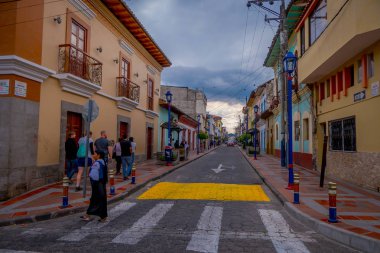 Cotacachi, Ekvator, 06 Kasım 2018: tanımlanamayan insanlar yürürken, insanlar ve kesişen bir koloni şehri bina sokakta Cotacachi şehir bulunuyor