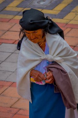 Cotacachi, Ekvator, 06 Kasım 2018: Şehrin Cotacachi, Ekvador kaldırımda yürüyen eski yerli kadın açık görünümü.