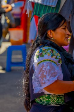 Otavalo, Ekvator, 06 Kasım 2018: And geleneksel giyim ve kamera için poz kolye giyen yerli kadın portresi