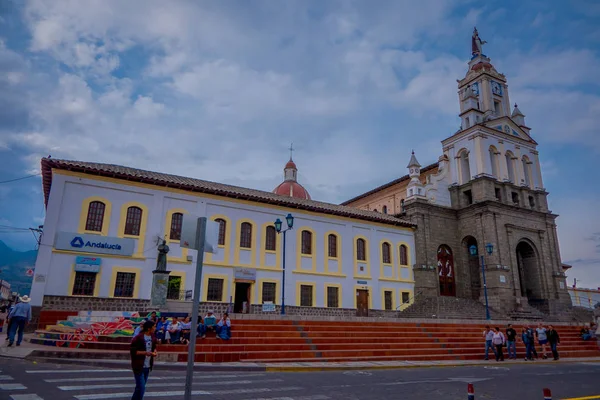 COTACACHI, ECUADOR, 06 DE NOVIEMBRE DE 2018: Personas no identificadas caminando frente a la iglesia católica colonial frente a la Plaza Matriz en Cotacachi, Ecuador — Foto de Stock