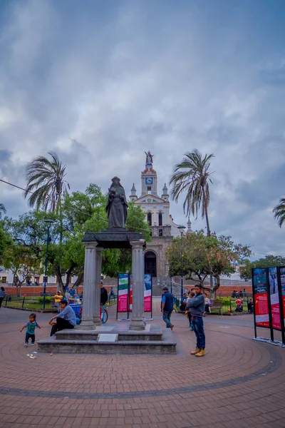 Parque Calderón, Cotacachi, Ecuador, frente a la Iglesia Matriz — Foto de Stock