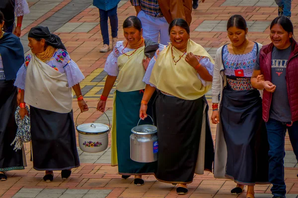 Cotacachi, Ecuador, November 06, 2018: Outdoor weergave van groep van inheemse vrouwen praten en lopen samen in de straten van Cotacachi ingedrukt te houden in hun handen metalen potten in Cotacachi — Stockfoto