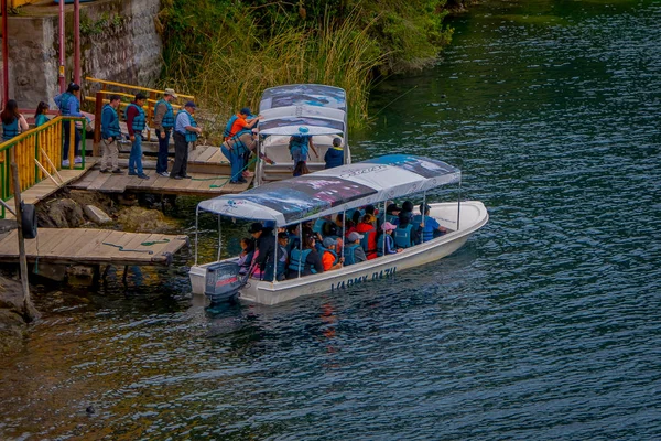 CUICOCHA, ECUADOR, NOVEMBER 06, 2018: Tourists boarding a boat to have a tour in the Cuicocha lake in Ecuador — Stock Photo, Image