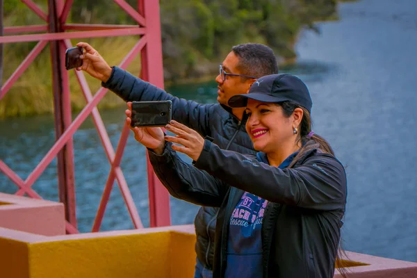 Cuicocha, Εκουαδόρ, 06 Νοεμβρίου 2018: Λήψη selfie μπροστά από τη λίμνη Cuicocha στο η επαρχία της Imbabura στον Ισημερινό αγνώστων τουρίστες — Φωτογραφία Αρχείου