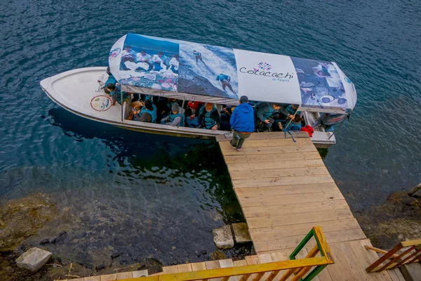 CUICOCHA, ECUADOR, 06 DE NOVIEMBRE DE 2018: Turistas abordando un barco para realizar un recorrido por el lago Cuicocha en Ecuador — Foto de Stock