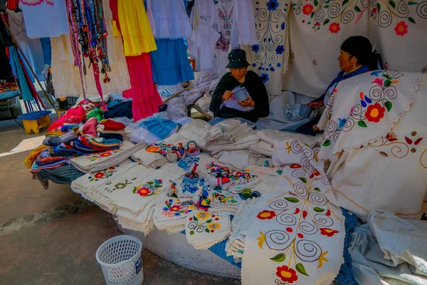 Otavalo, Ekvator, 06 Kasım 2018: Kimliği belirsiz kadın öğle yemeği yemeyi ve tipik and kumaş satan Otavalo el sanatları piyasada satılan — Stok fotoğraf