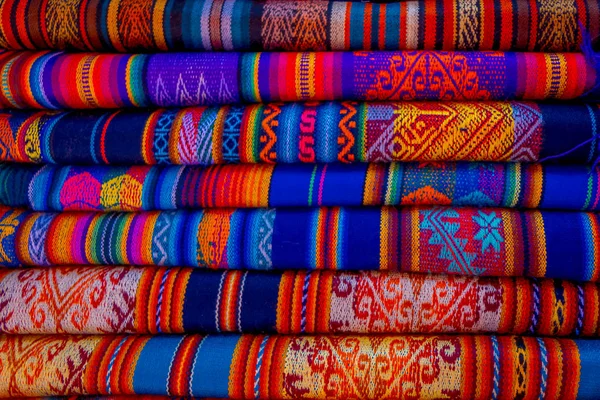 Os tecidos andinos típicos vendidos no mercado de artesanato de Otavalo, Equador — Fotografia de Stock