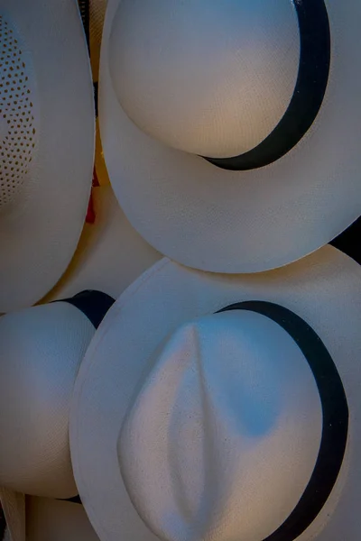 Außenansicht des Marktstandes mit Panamahüten auf dem Straßenmarkt in otavalo — Stockfoto