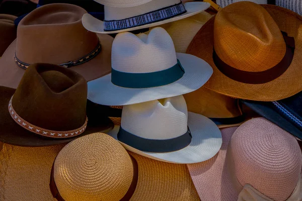 Vista ao ar livre da barraca de mercado com chapéus de panamá no mercado de rua em Otavalo — Fotografia de Stock