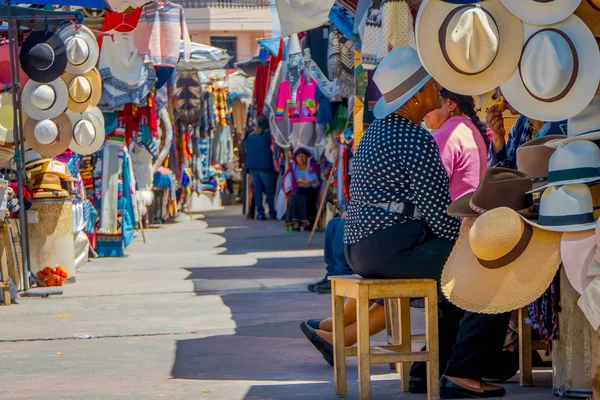 OTAVALO, ECUADOR, 06 DE NOVIEMBRE DE 2018: Vista al aire libre del mercado callejero con ropa típica de Otavalo en Otavalo — Foto de Stock