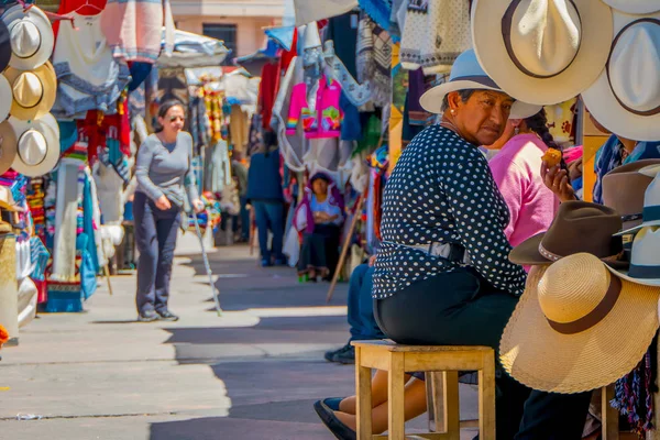 OTAVALO, ECUADOR, 06 DE NOVIEMBRE DE 2018: Vista al aire libre del mercado callejero con ropa típica de Otavalo en Otavalo —  Fotos de Stock