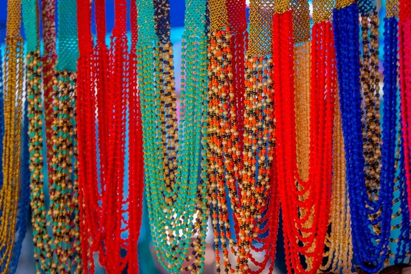 Outdoor view of colorful handmade handycrafts in a street market in Otavalo — Stock Photo, Image