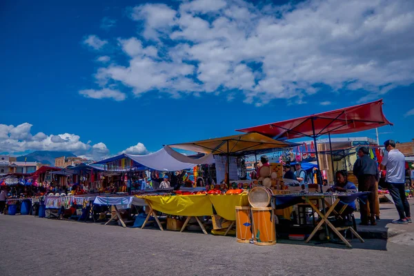 Otavalo, Ecuador, 06 November 2018: Utomhus utsikt över leverantörer och besökare som deltar i den veckovisa marknaden på gatan i stadens populära inhemska — Stockfoto