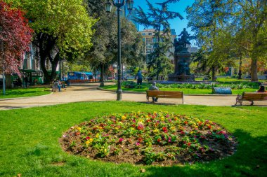 Santiago, Şili - 16 Ekim 2018: Benjamin vicuna mackenna Şili'nin Santiago park heykelinin açık görünüm