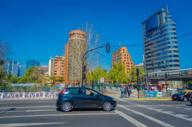 Santiago, Şili - 16 Ekim 2018: Santiago de Chile finans merkezi bina manzarası dolaşan sokak araba açık görünüm