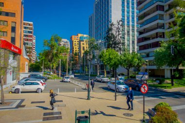 Santiago, Şili - 16 Ekim 2018: bazı bitkilerde kaldırım ile muhteşem Finans Merkezi binalar bölgesinin Las Condes içinde sokaklarda yürürken Tanımlanamayan kişi