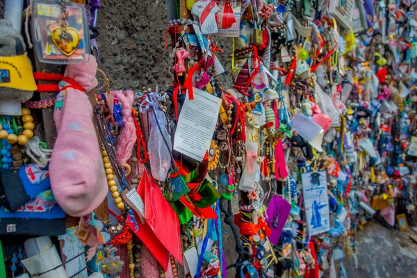 Santiago, Chile - 16 oktober 2018: Som närbild på Detaljer, bilder och meddelanden i en vägg i staden om egen — Stockfoto