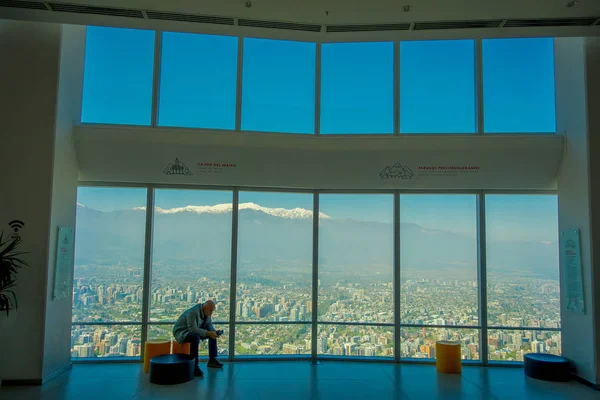 Santiago, Chile - zm. 16 października 2018: Kryty widok niezidentyfikowany mężczyzna przy użyciu telefon Costanera Center wieżowiec obserwacji pokładu wnętrza — Zdjęcie stockowe