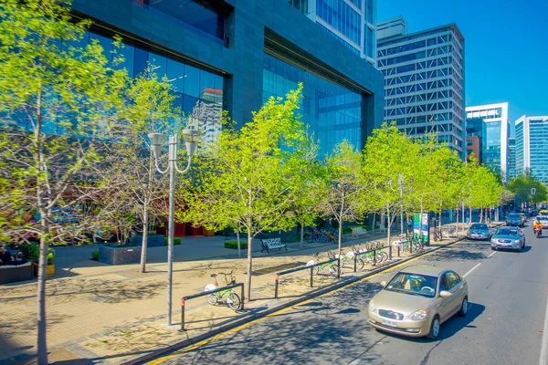 Santiago, Chile - 16. října 2018: Finanční centrum budov Panorama ze Santiaga de Chile s moderními kancelářskými budovami ve finanční čtvrti Las Condes — Stock fotografie