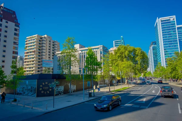 SANTIAGO, CHILE - OUTUBRO 16, 2018: Edifícios do centro financeiro skyline de Santiago do Chile com modernos edifícios de escritórios no distrito financeiro de Las Condes — Fotografia de Stock