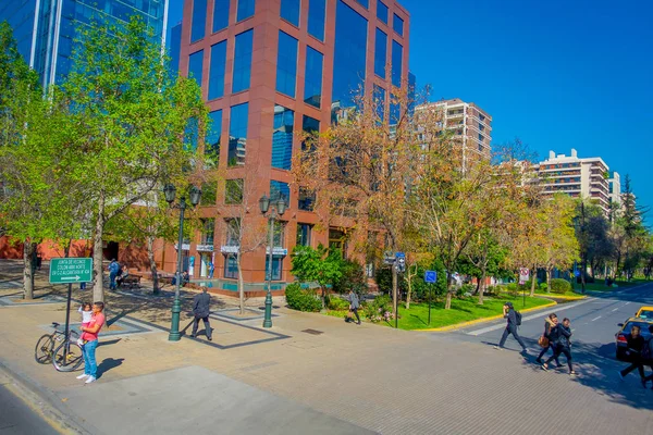 SANTIAGO, CHILE - 16 DE OCTUBRE DE 2018: Personas no identificadas caminando por las calles del magnífico distrito de edificios del centro financiero de Las Condes con algunas plantas en la acera —  Fotos de Stock