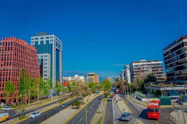 Santiago, Şili - 16 Ekim 2018: Las Condes, Santiago de Chile, finans merkezi arka bina güzel merkezi olan trafikte araçların açık görünüm — Stok fotoğraf